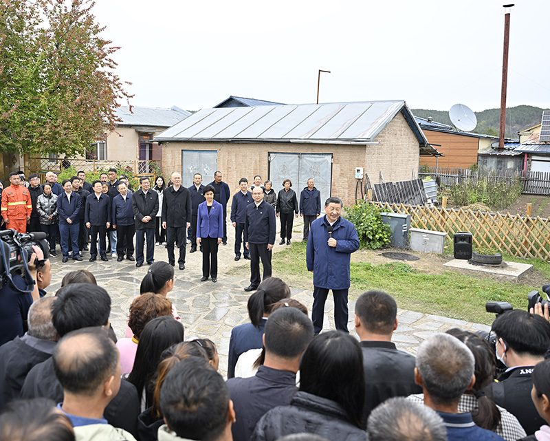 9月6日至8日，中共中央總書(shū)記、國(guó)家主席、中央軍委主席習(xí)近平在黑龍江考察。這是6日下午，習(xí)近平在大興安嶺地區(qū)漠河市北極村考察時(shí)，同當(dāng)?shù)厝罕娪H切交流。