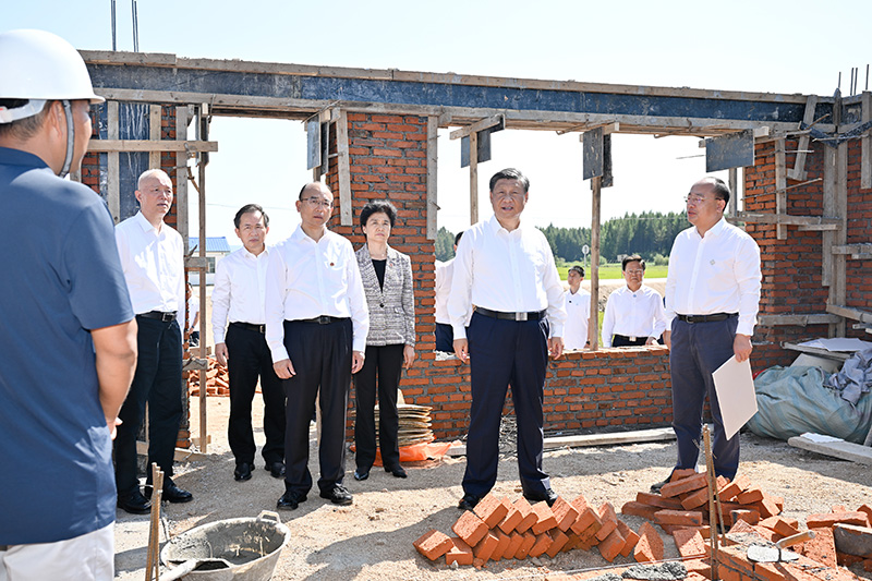 9月6日至8日，中共中央總書(shū)記、國(guó)家主席、中央軍委主席習(xí)近平在黑龍江考察。這是7日上午，習(xí)近平在遭受洪澇災(zāi)害的哈爾濱尚志市老街基鄉(xiāng)龍王廟村，察看水毀房屋重建情況。